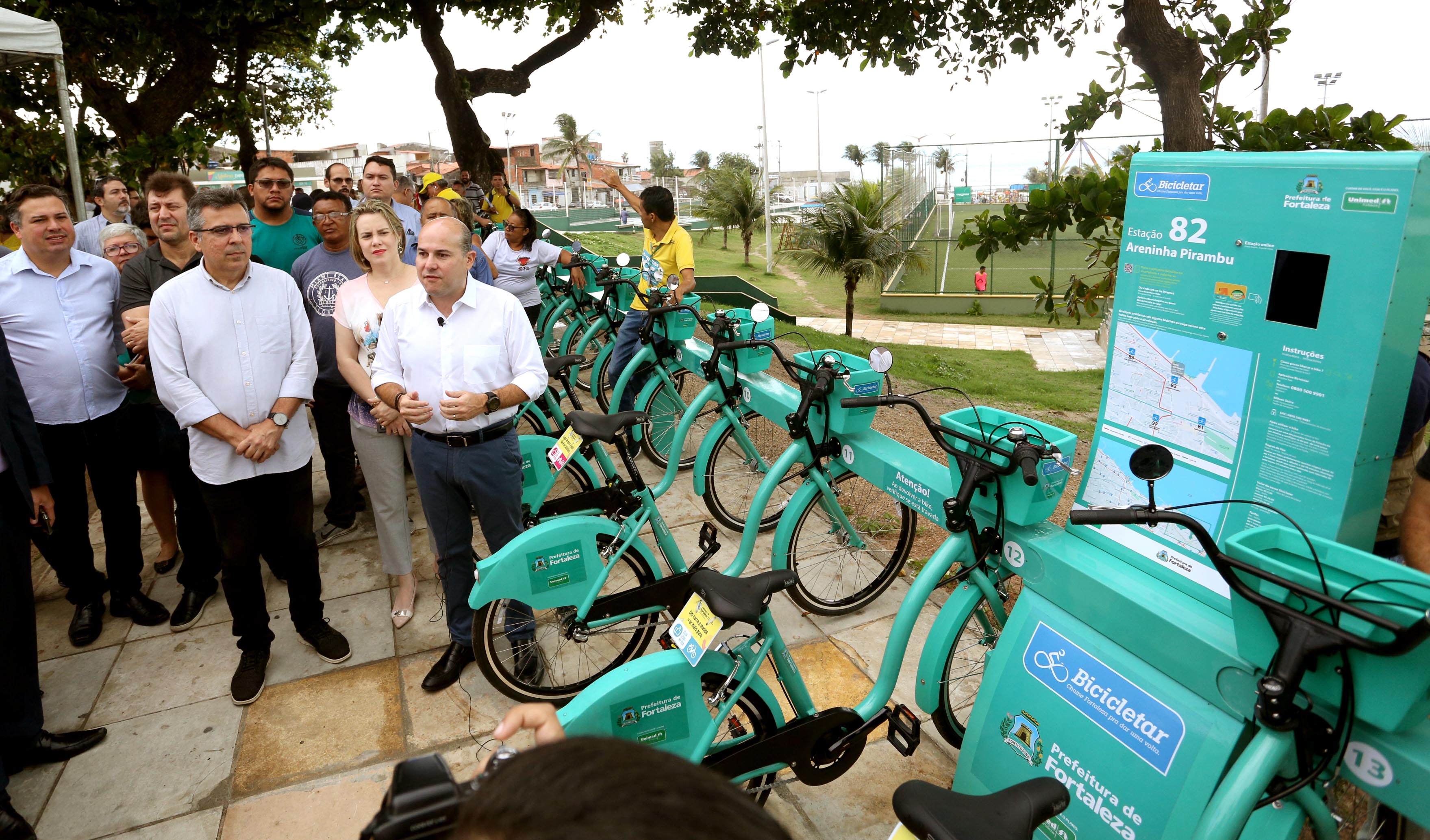 prefeito roberto cláudio na frente de uma estação do Bicicletar